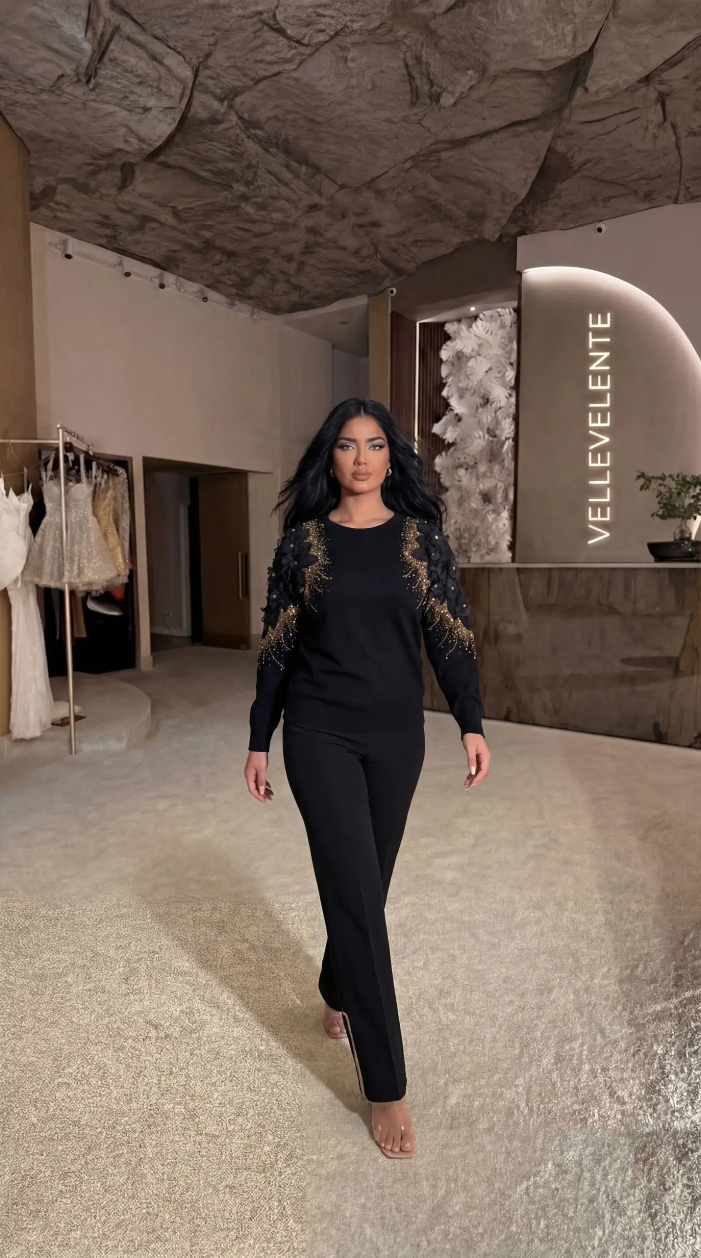 Gold 3D Çiçek Detaylı Siyah Triko Bluz