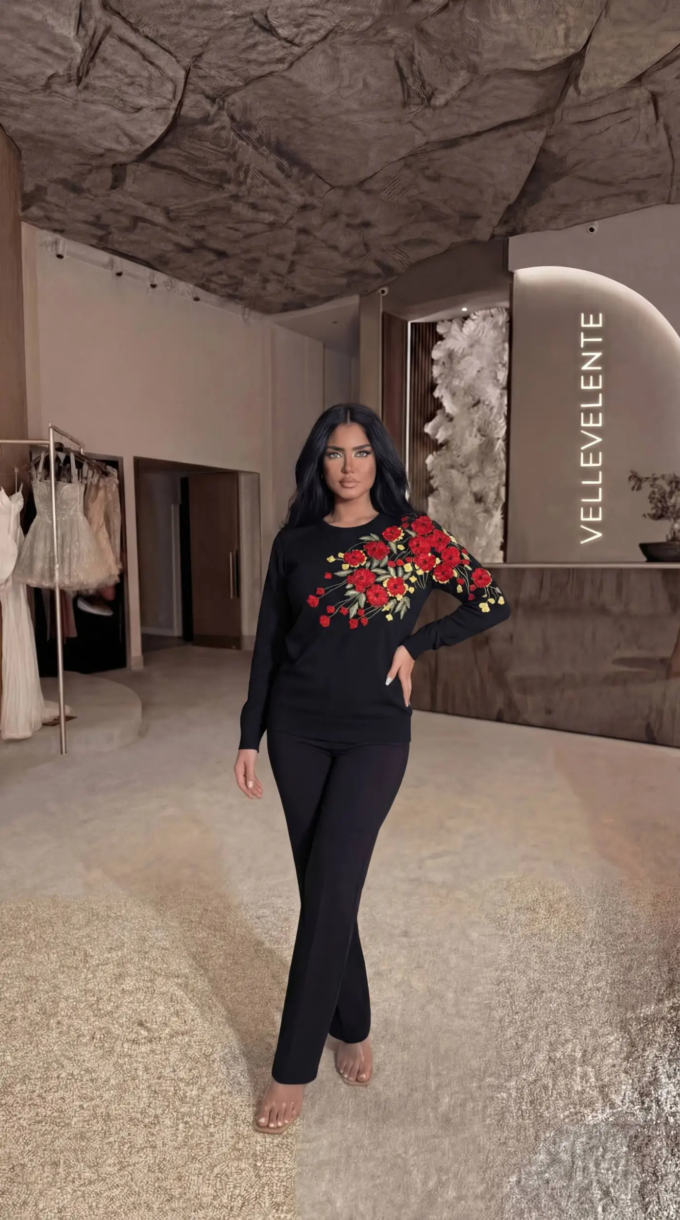 Kırmızı 3D Çiçek Detaylı Siyah Triko Bluz