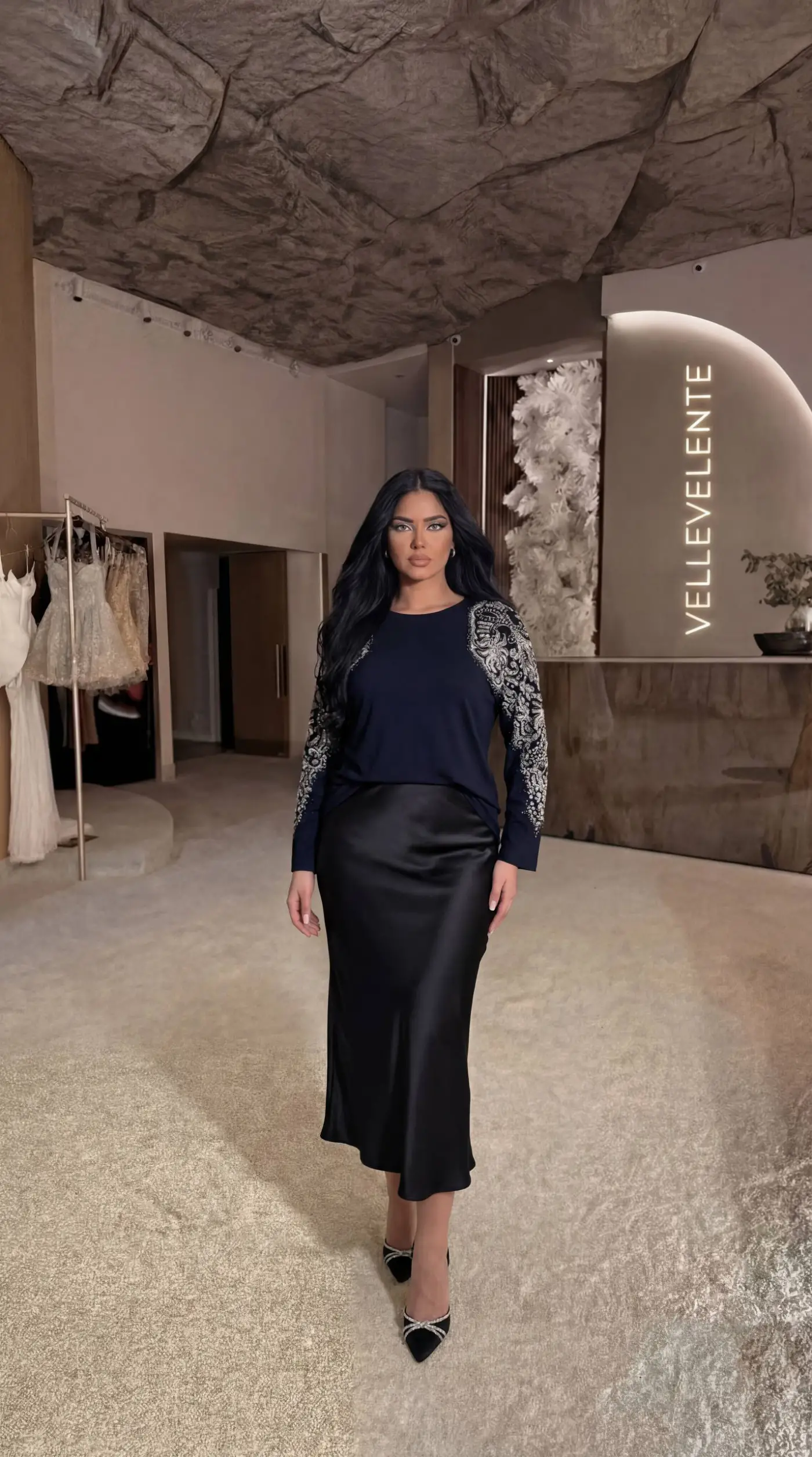 Kol İşlemeli Taş Detaylı Siyah Viskon Kumaş Bluz