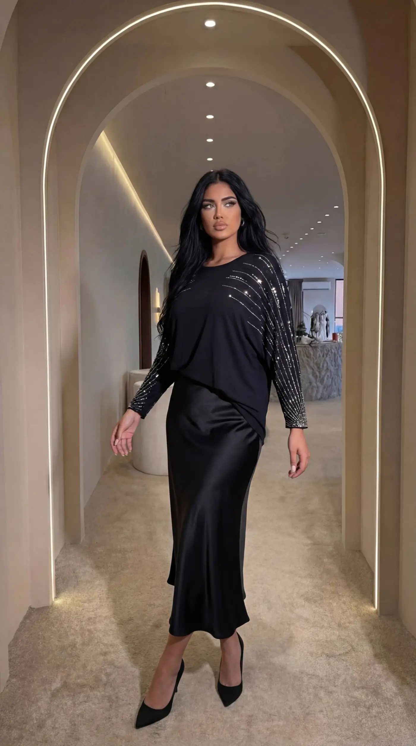 Kol Detay Taş İşlemeli Siyah Viskon Kumaş Bluz