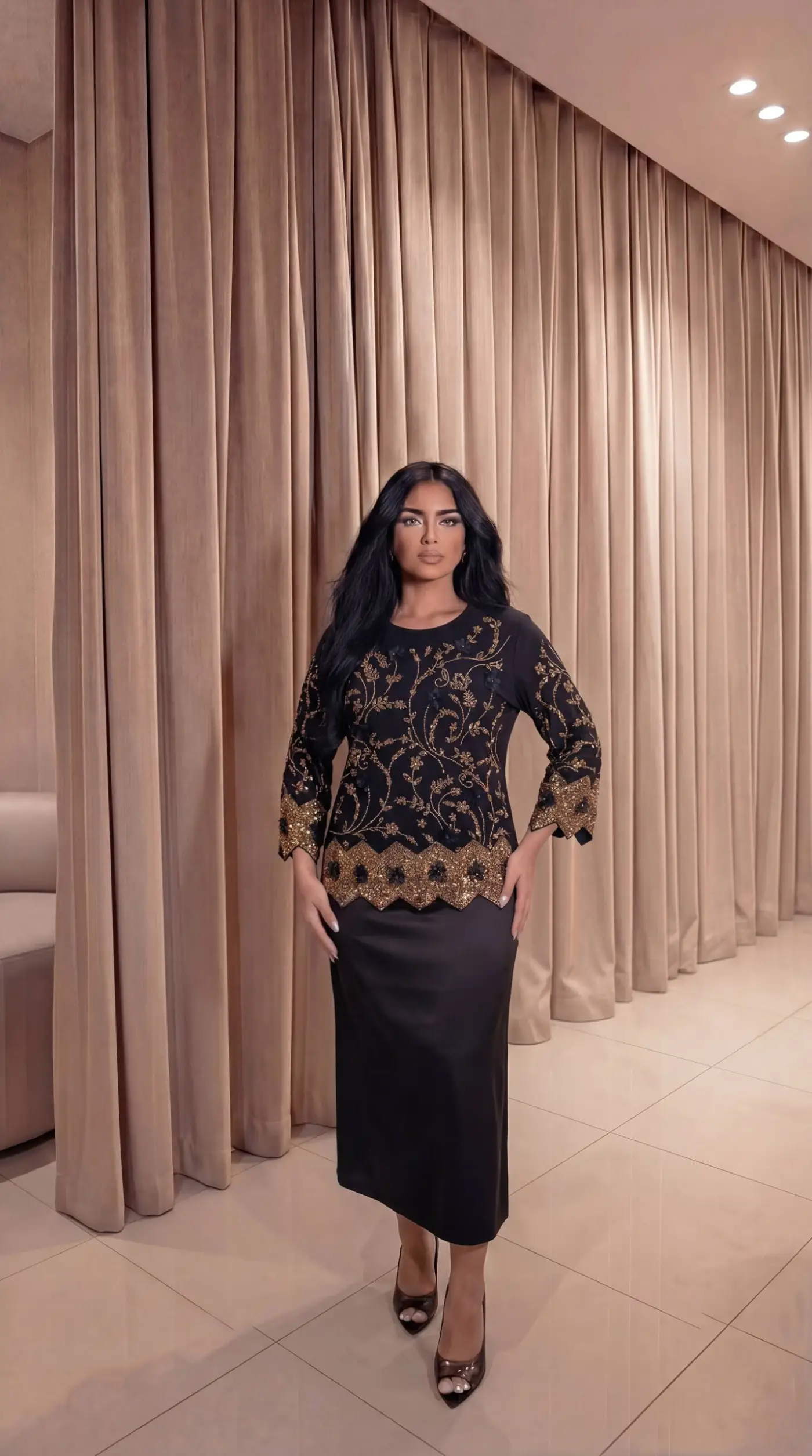 Gül Detaylı Gold Taş İşlemeli Viskon Kumaş Bluz