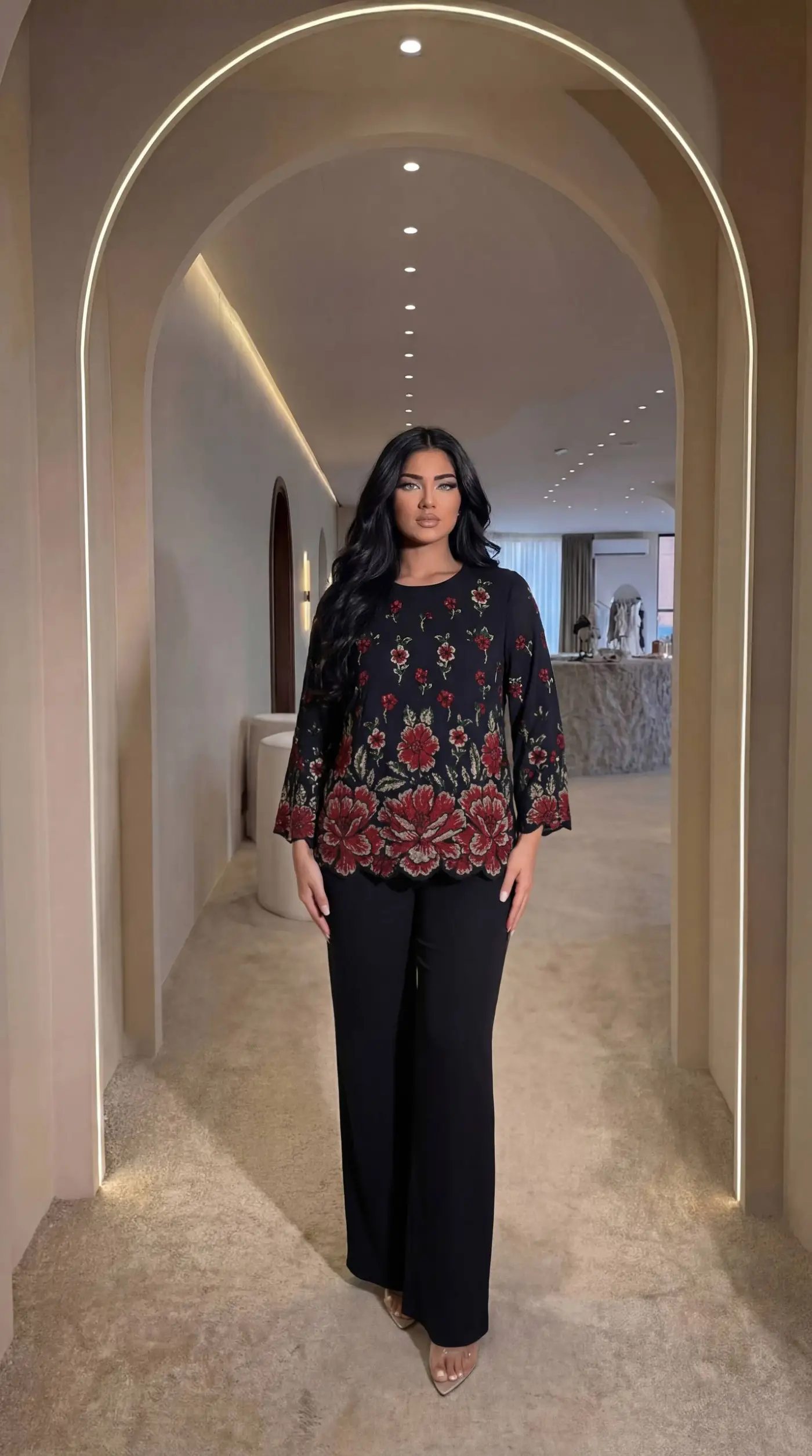 Gül Desenli Krep Kumaş Siyah Bluz Pantalon İkili Takım