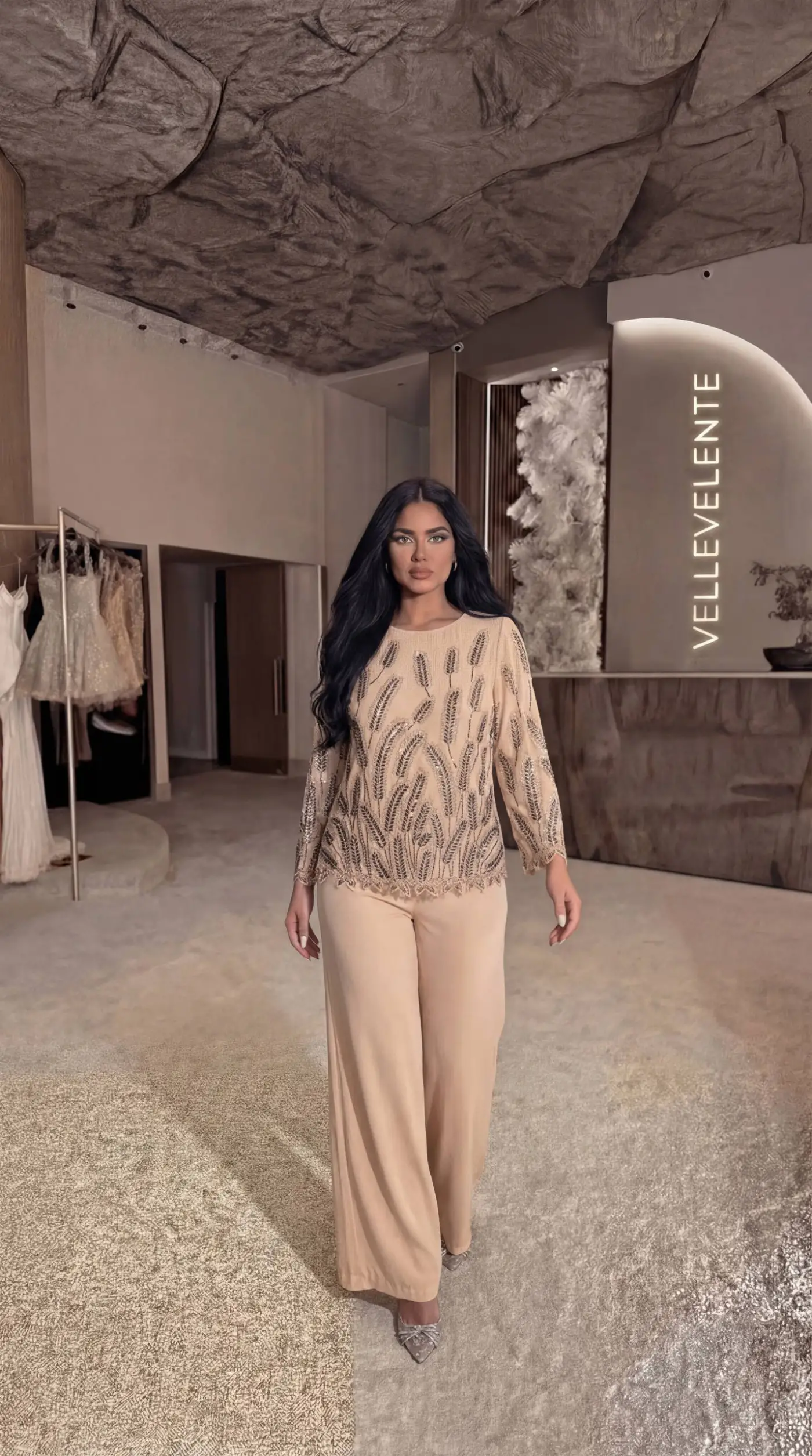 Damla Taş Detaylı Başak Desenli Krem Bluz Pantalon İkili Takım