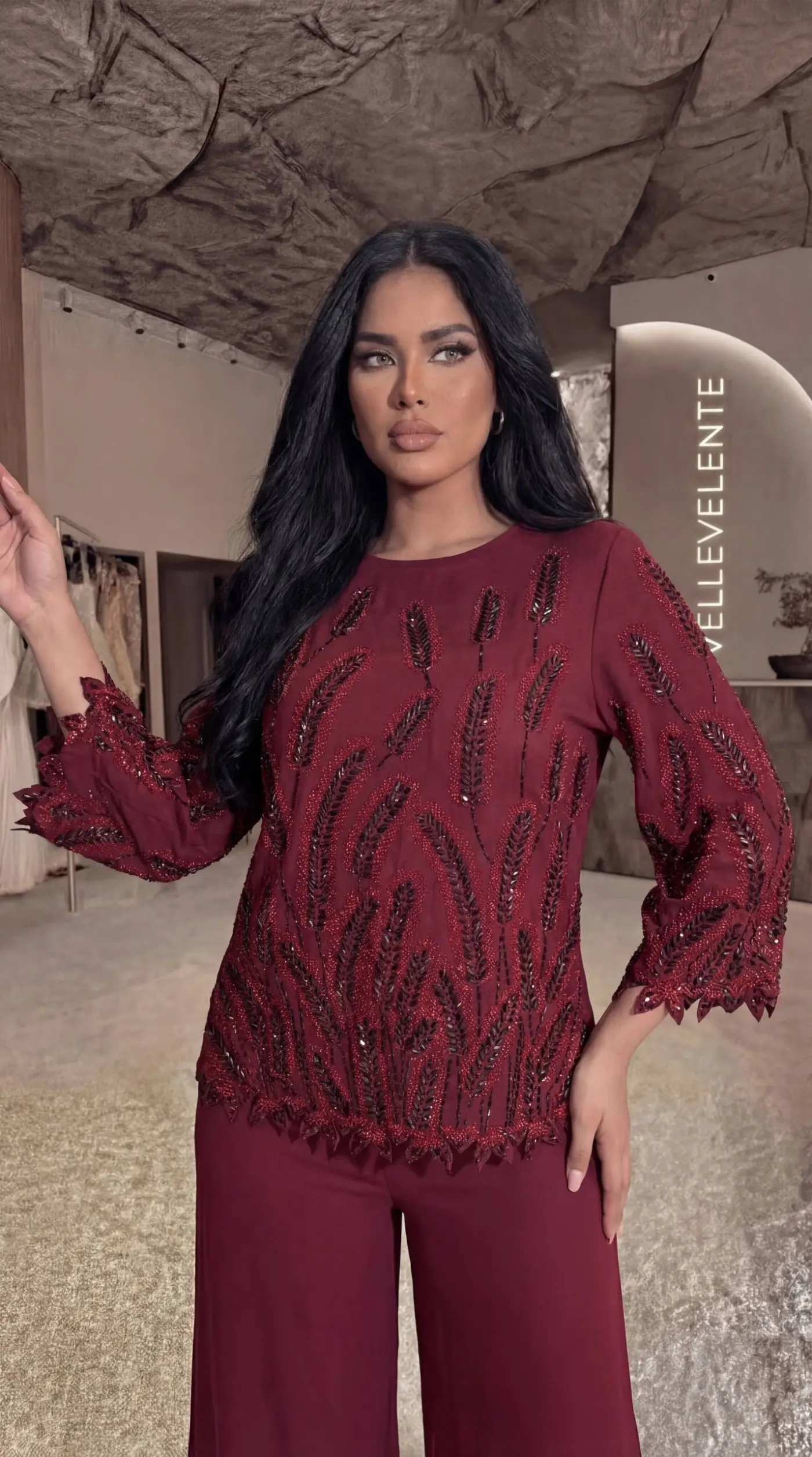 Damla Taş Detaylı Başak Desenli Bordo Krep Bluz